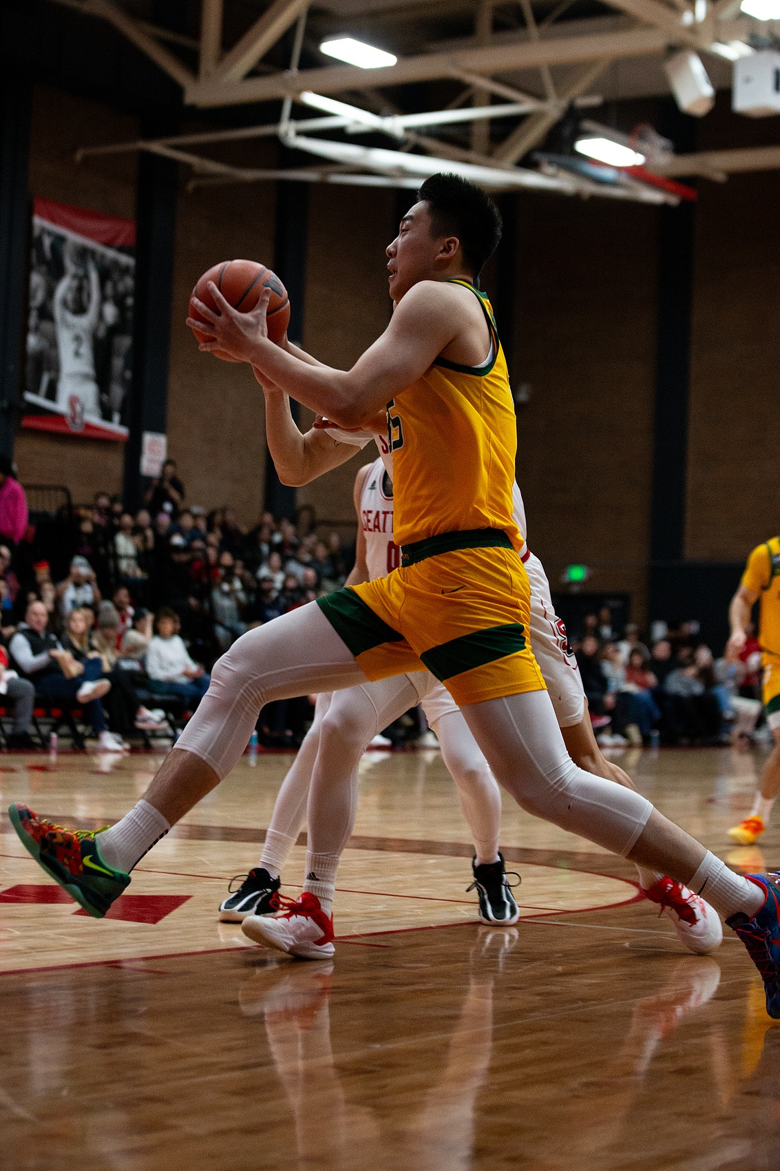 天天盈球官网-王俊杰防守出彩拿下6分3板1助2断2帽+正负值+11 赵维伦1犯规1失误