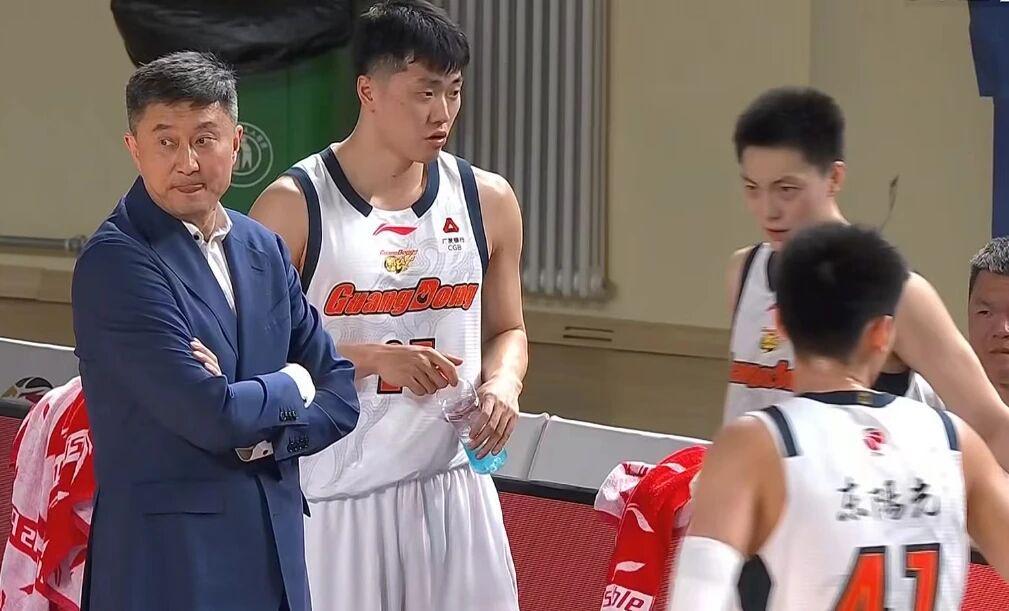 天天盈球-18分大逆转！广东男篮2分惜败新疆，胡明轩失绝杀萨林杰正负值-24